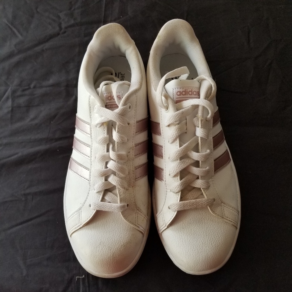 Athletic shoes